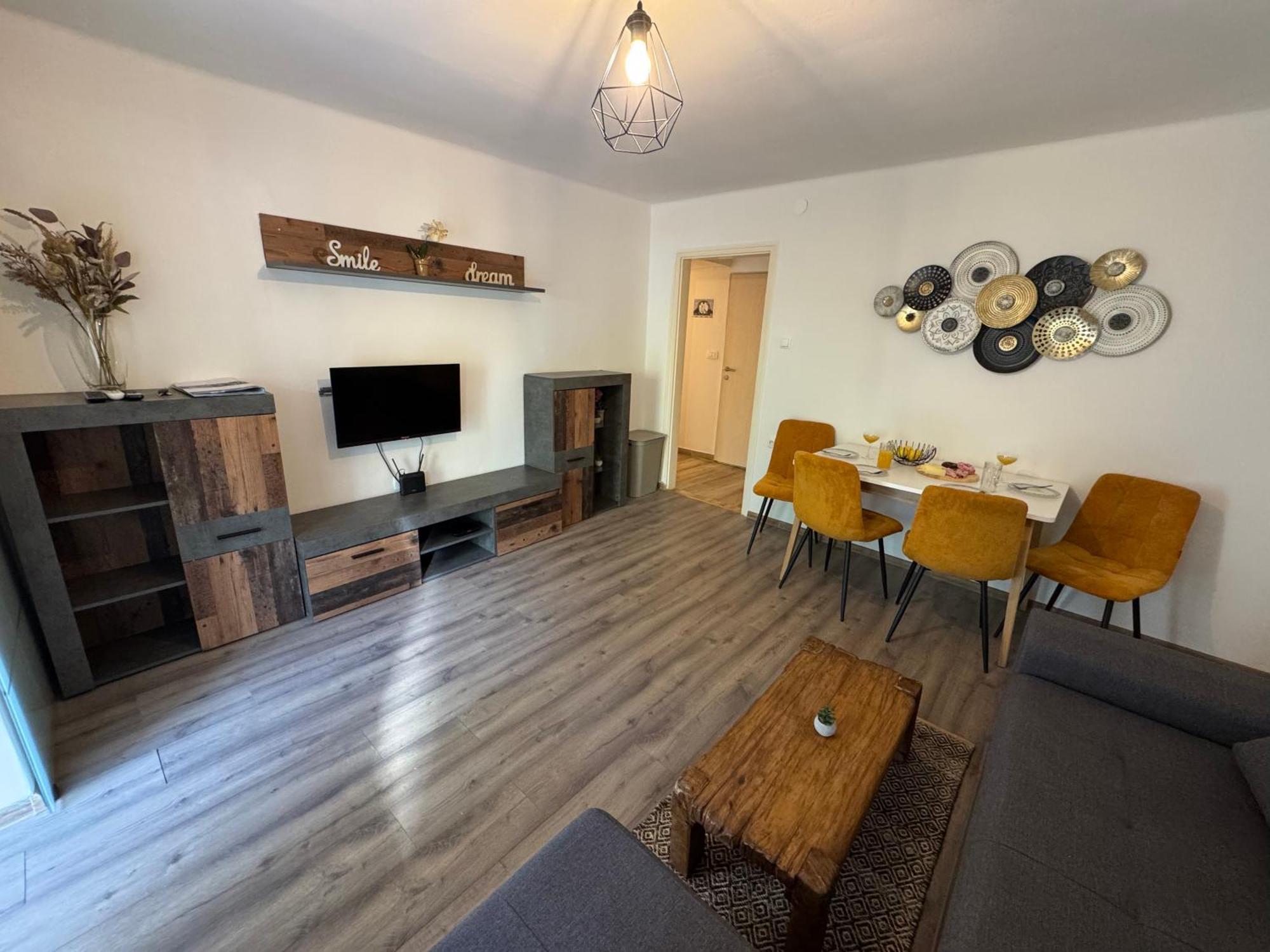 Ela, Rijeka Apartment *